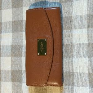Michael Kors tan wallet 6 card holders with zi